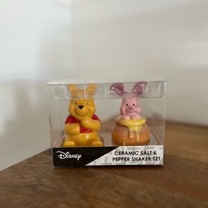 Disney Pooh & Piglet Ceramic Salt & Pepper Shaker Set NIB